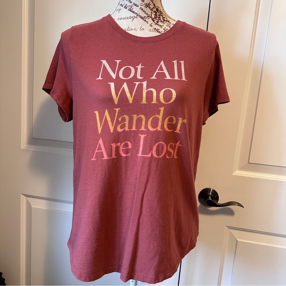Old Navy graphic tee “Not All Who Wander Are Lost” sz Lg